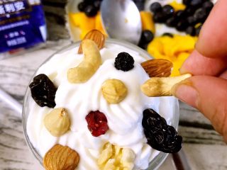 16、坚果草莓酸奶慕斯-午后甜品少女心,点缀混合坚果即可