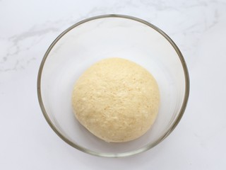 1、香蕉芒果披萨——九寸,将饼皮材料混合揉匀，做披萨不需要揉出手套膜，面团揉光滑即可