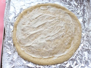 5、香蕉芒果披萨——九寸,在饼皮上均匀的刷一层沙拉酱，边缘不用刷酱