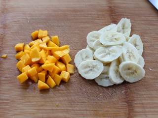7、香蕉芒果披萨——九寸,将芒果和香蕉分别切成小丁和片状