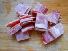 2、培根披萨,青椒横切成圆，培根切块