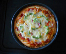 5、培根披萨,取出，铺上培根和青椒，再撒一层马苏里拉芝士，放回烤箱再烤5-8分钟就可以了