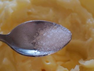 2、意式黑胡椒土豆泥塔,6.将适量盐放入捣烂的土豆泥中，多少根据个人的口感而定