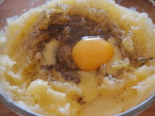 3、意式黑胡椒土豆泥塔,7.然后将胡椒粉、蛋黄倒入土豆泥中搅拌均匀