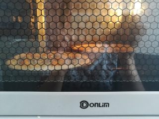 18、缤纷水果披萨,烤箱上火190度，下火220度烤10分钟,烤到表面的马苏里拉奶酪碎融化就可以出炉了