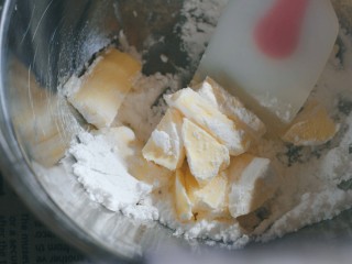 1、草莓酱夹“心”饼干,黄油室温软化,放入糖粉,用刮刀简单混合,避免打发时飞粉太严重。