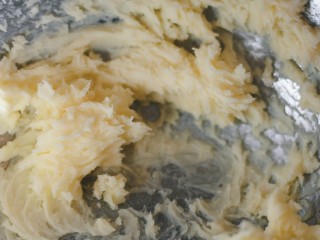 2、草莓酱夹“心”饼干,用电动打蛋器打发黄油,使黄油变成蓬松的羽毛状。