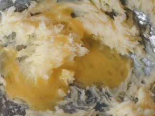 3、草莓酱夹“心”饼干,鸡蛋液分几次加入,边加入边继续打发,一直到所有蛋液和黄油混合均匀。