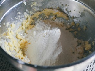 4、草莓酱夹“心”饼干,筛入低筋面粉。