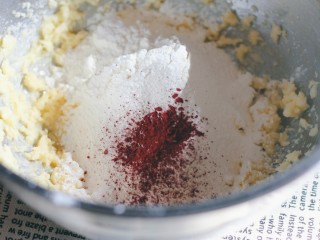 5、草莓酱夹“心”饼干,放入红曲粉。