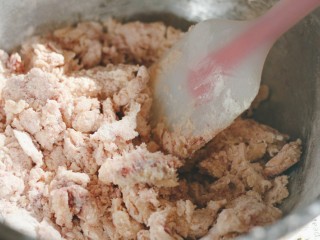 6、草莓酱夹“心”饼干,用刮刀切拌至无干粉。