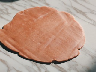 7、草莓酱夹“心”饼干,取出冷冻的面团,用擀面杖擀成大约5mm厚的薄片。