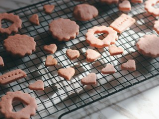 9、草莓酱夹“心”饼干,烘烤完成后将饼干放在冷却架上冷却。