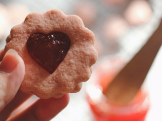 11、草莓酱夹“心”饼干,将带有心形图案的饼干盖在草莓酱上即可。