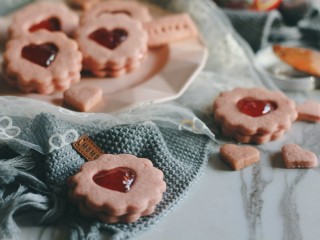 12、草莓酱夹“心”饼干,拿去和你心爱的人表白吧~