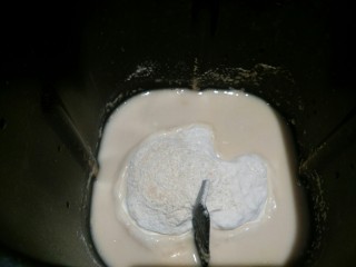 1、榴莲披萨,首先把除黄油外所有的粉类和水加入到面包机里，注意酵母不能直接和盐接触