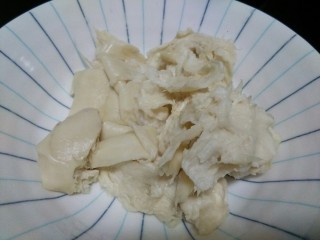 2、榴莲披萨,在面包机和面的时候把榴莲肉剥出来