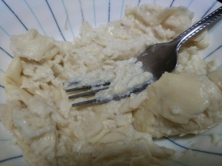 3、榴莲披萨,用叉子压成泥，榴莲如果够甜就不放糖了，不够甜就按照自己口味适当增加一些糖