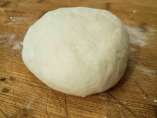 4、榴莲披萨,面和到成团并拉开有一点后膜的时候加入黄油继续揉