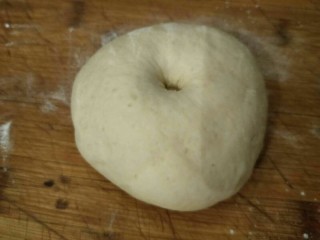 5、榴莲披萨,待黄油完全吸收并可以拉出薄而透明的膜时就让它在温暖处发酵，直到面团是原来的2倍大，可以用手沾面粉在面团上戳个洞试试，不回缩就是发酵好了