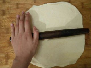 6、榴莲披萨,给面团排排气，擀成5㎜左右的饼