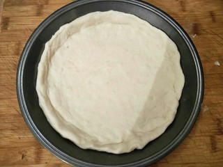 7、榴莲披萨,移入披萨盘，整整形，压出一圈厚边