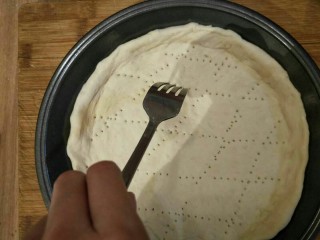 8、榴莲披萨,用叉子在上面戳小孔