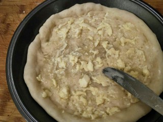 10、榴莲披萨,先把饼皮放到烤箱里190℃烤5分钟，出炉等饼皮凉一凉涂上奶油奶酪，太心急我这个没有凉透奶油奶酪涂上去有点融化(´;︵;`)