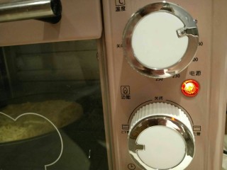 13、榴莲披萨,烤箱预热200℃披萨放进去烤到芝士融化上色