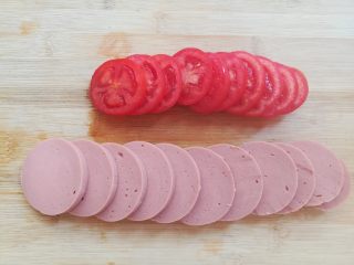 11、黄豆粗粮迷你汉堡,番茄和火腿肠切薄片