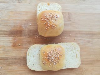 13、黄豆粗粮迷你汉堡,小面包根据喜好切成2-3块