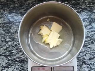 1、奶黄冰皮月饼,黄油融化