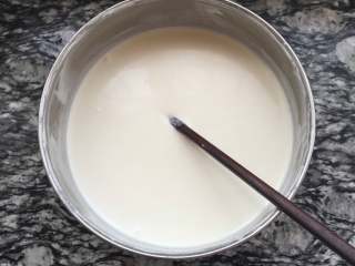 9、奶黄冰皮月饼,加入玉米油拌匀上锅蒸熟