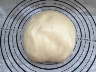 10、奶黄冰皮月饼,趁热揉匀