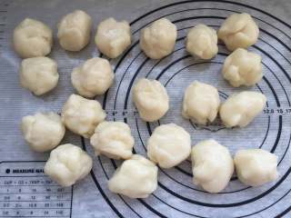 11、奶黄冰皮月饼,分小剂子