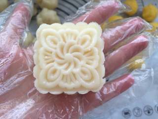 12、奶黄冰皮月饼,包裹馅料压模