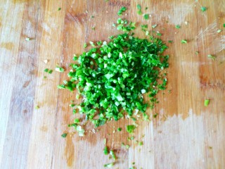 1、葱香苏打饼干,小香葱切末备用