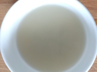 2、葱香苏打饼干,酵母粉放入碗里，用水化开