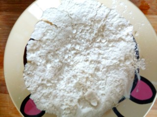 3、葱香苏打饼干,面粉放入盆里