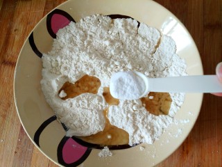 5、葱香苏打饼干,加入一小勺盐