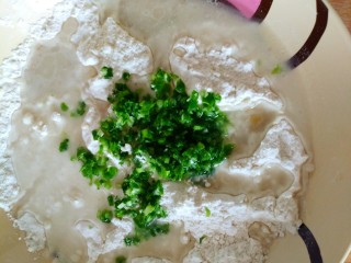 7、葱香苏打饼干,放入葱花