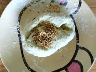 8、葱香苏打饼干,加入芝麻