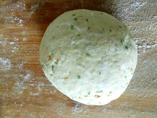 10、葱香苏打饼干,把面团放在面板上