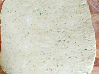 11、葱香苏打饼干,用擀面杖擀成薄片