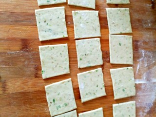12、葱香苏打饼干,用刀切块