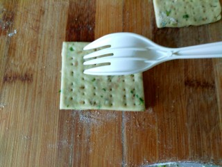 13、葱香苏打饼干,在用叉子挨排扎眼。