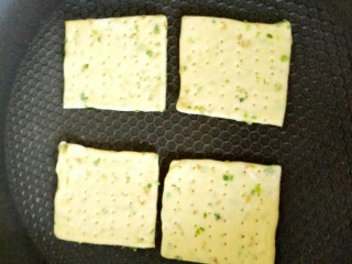 14、葱香苏打饼干,锅烧热，放入葱花饼干