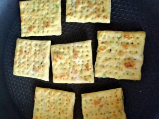 15、葱香苏打饼干,中小烙两面金黄即可