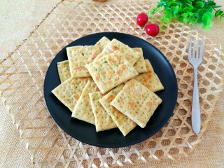 16、葱香苏打饼干,做好的葱花饼干。