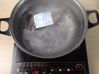 1、酱香肉炒饭,料理包放入水中带包装水煮加热10分钟